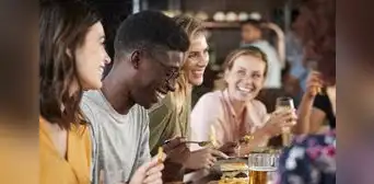 Verdad o reto: 150 preguntas difíciles para hacer en una reunión con amigos o pareja Verdad o reto: 150 preguntas difíciles para hacer en una reunión con amigos o pareja