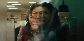 “Todo en todas partes al mismo tiempo”: cinta destruye a Marvel con ridiculez y corazón “Todo en todas partes al mismo tiempo”: cinta destruye a Marvel con ridiculez y corazón