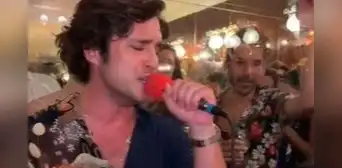Captan a Diego Boneta cantando desafinado en una reunión