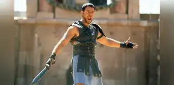 Russell Crowe revive “Gladiador” con visita a Coliseo de Roma, luego de 22 años