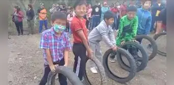 Piura: niños se divierten jugando Llanta Cross durante celebración de la Vírgen del Carmen