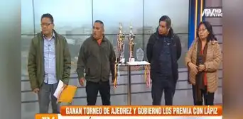 ¡Los premiaron con un cuaderno! Padres de campeones de ajedrez se sienten humillados por el Gobierno ¡Los premiaron con un cuaderno! Padres de campeones de ajedrez se sienten humillados por el Gobierno