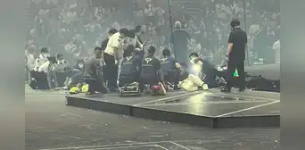En pleno concierto, una pantalla gigante cae sobre el escenario y deja 3 heridos En pleno concierto, una pantalla gigante cae sobre el escenario y deja 3 heridos