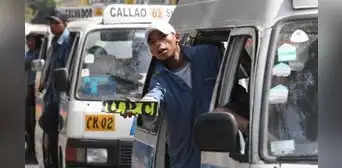 ¿Cuánto dinero ganan los cobradores de combis en Perú durante su labor diaria?