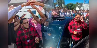 Alumnos le regalan un auto a profesor peruano que tardaba 4 horas en llegar a escuela Alumnos le regalan un auto a profesor peruano que tardaba 4 horas en llegar a escuela
