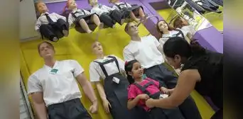 ¿Cuál es el origen de los uniformes escolares en Perú y por qué son de color gris? ¿Cuál es el origen de los uniformes escolares en Perú y por qué son de color gris?