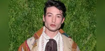 Ezra Miller pasaría hasta 26 años en la cárcel al declararse inocente por robo y allanamiento