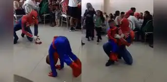 Sorprenden a niño en su fiesta con imitador de Spiderman y hace una pirueta de la emoción