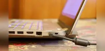 ¿Qué ocurre si dejo el cargador de mi laptop enchufado?