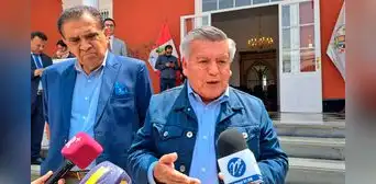 César Acuña pidió licencia para viajar a España pese a emergencia climática en La Libertad