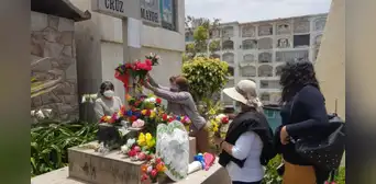 ¿Qué fecha cae el Día de los Muertos y cuál es el origen de esta festividad en Perú y otros países?
