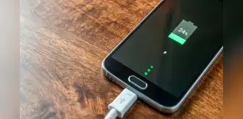 ¿Por qué no debo cargar mi celular en la computadora y qué le pasa a tu teléfono si lo haces?