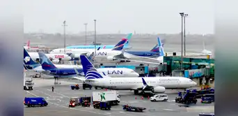 ¿Por qué casi todos los aviones de pasajeros están pintados de blanco? ¿Por qué casi todos los aviones de pasajeros están pintados de blanco?