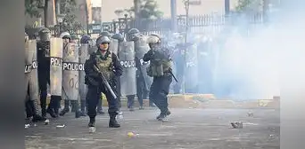 Marcha en Lima: PNP lanza bombas lacrimógenas contra manifestantes en plaza San Martín