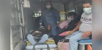 Paciente oncológico tuvo que caminar para pasar el bloqueo de carretera y llegar a Chimbote Paciente oncológico tuvo que caminar para pasar el bloqueo de carretera y llegar a Chimbote