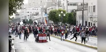 Violenta movilización en Lima y envían militares a la región Puno