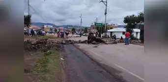 Ciudadanos de provincias vuelven a cerrar vías de ingreso a Cusco Ciudadanos de provincias vuelven a cerrar vías de ingreso a Cusco