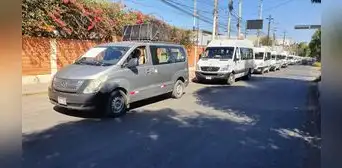 Minivans suspenden servicios y se suman a protestas contra Dina Boluarte en Arequipa
