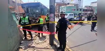 Así fue el momento en que bus chocó contra vivienda en Lince y cobró una vida Así fue el momento en que bus chocó contra vivienda en Lince y cobró una vida