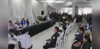 Abucheos e insultos en primer intento de diálogo con dirigentes Abucheos e insultos en primer intento de diálogo con dirigentes