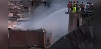 San Juan de Miraflores: incendio de grandes proporciones consume 4 casas de material precario San Juan de Miraflores: incendio de grandes proporciones consume 4 casas de material precario