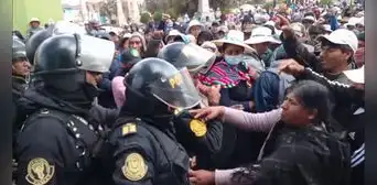 Puno: policías despejan vías para avance de vehículos del Ejército, pero aimaras los enfrentan
