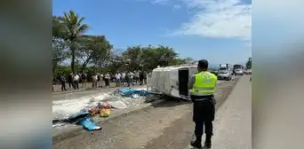Chiclayo: despiste de combi deja a una bióloga sin vida y a varios heridos en el puente Saltur