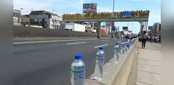 Transeúntes dejan botellas de agua para manifestantes que marchan hacia el Centro de Lima Transeúntes dejan botellas de agua para manifestantes que marchan hacia el Centro de Lima