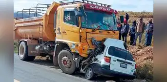 Accidente mortal: fallecen 5 miembros de una familia tras chocarse su auto contra un camión Accidente mortal: fallecen 5 miembros de una familia tras chocarse su auto contra un camión