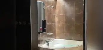 Arequipa: Alcalde de Socabaya colocó jacuzzi y trotadora en su oficina