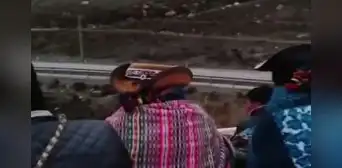 Junín: comuneros durmieron con frazadas y plásticos en cerro de Morococha para tener bloqueada la carretera
