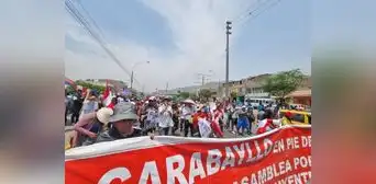Comas: manifestantes marchan por la avenida Túpac Amaru y se dirigen cerca de Plaza Norte Comas: manifestantes marchan por la avenida Túpac Amaru y se dirigen cerca de Plaza Norte