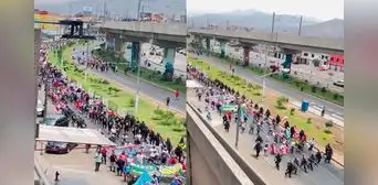Miles de manifestantes marchan desde San Juan de Lurigancho hacia el Centro de Lima