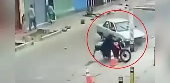 SJM: PNP embiste a delincuentes armados que huían a bordo de una moto a toda velocidad
