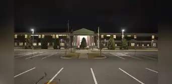 Escuela instaló luces inteligentes para ahorrar, pero desde 2021 no pueden apagarlas