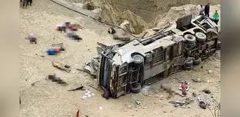 Ómnibus rueda hacia un abismo y mueren 25 haitianos en Piura Ómnibus rueda hacia un abismo y mueren 25 haitianos en Piura