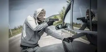 Delincuente pierde la pierna luego que el hombre al que le robaba lo atropellase Delincuente pierde la pierna luego que el hombre al que le robaba lo atropellase