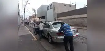 Taxistas continúan realizando largas colas en grifos de Arequipa para comprar GLP Taxistas continúan realizando largas colas en grifos de Arequipa para comprar GLP