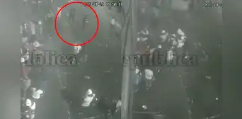 Vídeo muestra a policía que disparó bomba lacrimógena a Víctor Santisteban Vídeo muestra a policía que disparó bomba lacrimógena a Víctor Santisteban