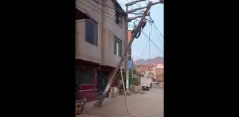 Independencia: denuncian que poste de luz a punto de caer es sostenido solo por cables y un palo