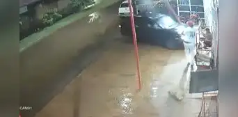 Joven atropella y mata a su padrastro porque este golpeó a su madre Joven atropella y mata a su padrastro porque este golpeó a su madre