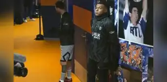 Kylian Mbappé y Lionel Messi vivieron incómodo momento en la previa del PSG vs. Montpellier Kylian Mbappé y Lionel Messi vivieron incómodo momento en la previa del PSG vs. Montpellier