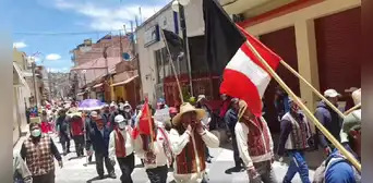 Protestas en el sur: Virgen de la Candelaria salió en procesión en medio de la tristeza de los puneños Protestas en el sur: Virgen de la Candelaria salió en procesión en medio de la tristeza de los puneños