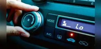 ¿Cuánto combustible consumo al utilizar el aire acondicionado mientras manejo?