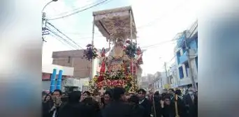 Procesión de la Virgen de la Candelaria fue con retraso por incidentes en plaza de Armas de Puno Procesión de la Virgen de la Candelaria fue con retraso por incidentes en plaza de Armas de Puno