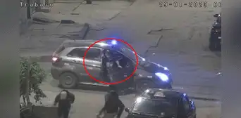 Independencia: sujeto baja de auto para disparar a grupo de jóvenes que bebían licor en la acera
