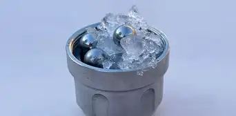 Físicos descubren un hielo nunca visto que existiría en las lunas de Júpiter y Saturno