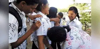 ¿Recuerdas el rayado de camisas, la tradicional costumbre de los escolares para decir adiós al colegio? ¿Recuerdas el rayado de camisas, la tradicional costumbre de los escolares para decir adiós al colegio?