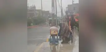 Mujer continúa con venta de salteñas a pesar de la intensa lluvia en Puno Mujer continúa con venta de salteñas a pesar de la intensa lluvia en Puno