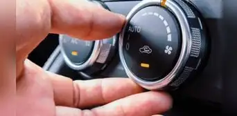 ¿Qué significa y para qué sirve la flecha dentro de un coche en el sistema de aire acondicionado?